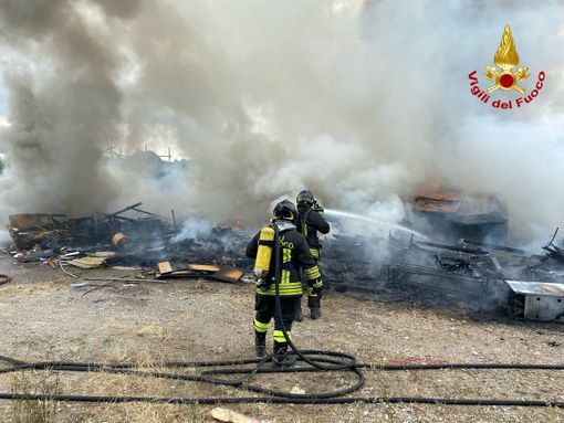 Cumulo di materiale in fiamme a Cairate. La colonna di fumo visibile anche dai paesi vicini