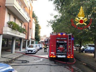 A fuoco un appartamento in via Fiume, sette persone intossicate dal fumo