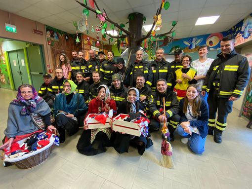 FOTO E VIDEO. I vigili del fuoco e una vita per gli altri: salgono dalla scala con i doni della Befana per i bimbi della Casa Gialla di Sacconago FOTO E VIDEO. I vigili del fuoco e una vita per gli altri: salgono dalla scala con i doni della Befana per i bimbi della Casa Gialla di Sacconago