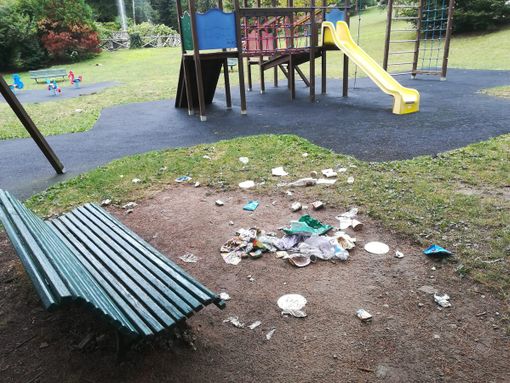 Cestini divelti e rifiuti sparsi: devastata l’area giochi di Villa Toeplitz Cestini divelti e rifiuti sparsi: devastata l’area giochi di Villa Toeplitz