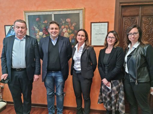 Il consigliere regionale Samuele Astuti, secondo da sinistra, fra Mauro e Cinzia Ghisellinii. A destra la coordinatrice dei corsi sociosanitari Paola Maestroni e la referente dei servizi al lavoro Chiara Massazza