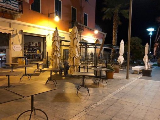 Un barlume di chiarezza arriva da Toti: «Ho parlato con Speranza, le zone a rischio partono venerdì»