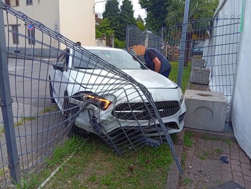 La recinzione sfondata al Campone di Borsano, vicino al tendone montato per la festa La recinzione sfondata al Campone di Borsano, vicino al tendone montato per la festa