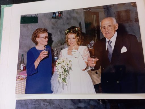 Abramo Foglia con la moglie e la figlia nel giorno del matrimonio di Sara Abramo Foglia con la moglie e la figlia nel giorno del matrimonio di Sara