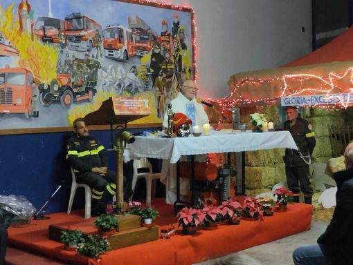 I vigili del fuoco celebrano la Vigilia con la gente. Foto d'archivio I vigili del fuoco celebrano la Vigilia con la gente. Foto d'archivio