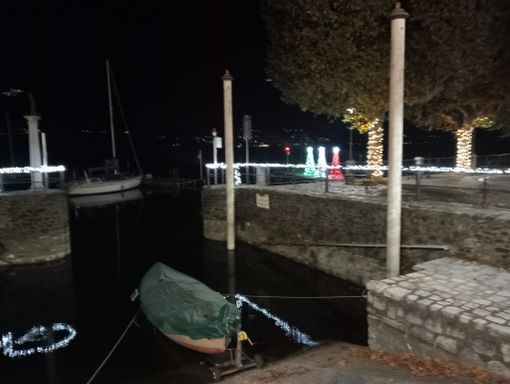 Le lucine natalizie a Porto Valtravaglia nelle foto postate sulla sua pagina Facebook dal sindaco Colombaroli