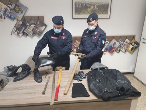 Brebbia, tenta di scappare con un'auto rubata e arnesi da scasso: arrestato 40enne albanese Brebbia, tenta di scappare con un'auto rubata e arnesi da scasso: arrestato 40enne albanese