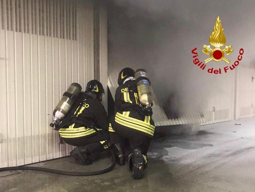 Malnate, garage in fiamme: intervengono i vigili del fuoco