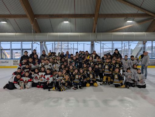 Il gruppone di under 10 che ha ricordato Marco Fiori nel settimo Memorial andato in scena oggi al palaghiaccio (Foto HC Varese 1977, che ringraziamo)