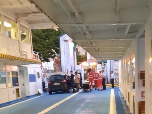 Parto a bordo del traghetto Ticino durante la traversata da Intra a Laveno. Motorista ed equipaggio "angeli" della vita