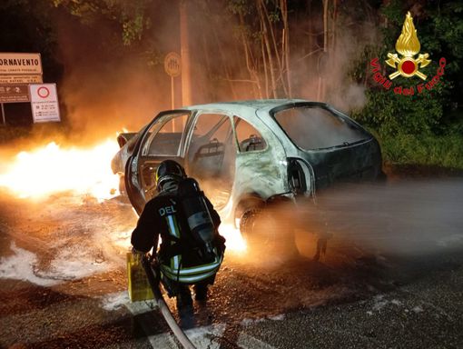 L'auto avvolta dalle fiamme a Lonate Pozzolo L'auto avvolta dalle fiamme a Lonate Pozzolo