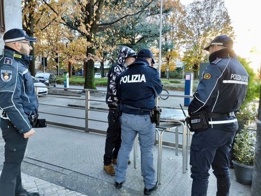 Controlli straordinari della polizia a Varese, Gavirate, Gallarate e Saronno: identificate più di 300 persone Controlli straordinari della polizia a Varese, Gavirate, Gallarate e Saronno: identificate più di 300 persone