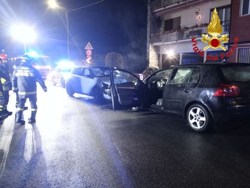 FOTO. Frontale sulla provinciale a Porto Valtravaglia, soccorsi due uomini di 24 e 38 anni