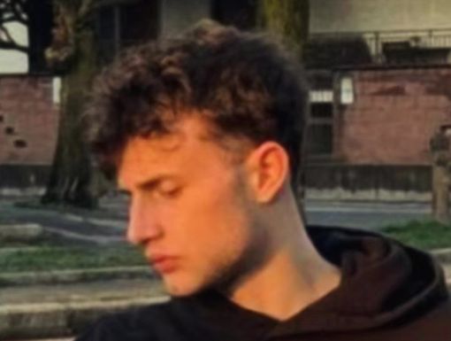 L'amore e il dolore abbracciati: prima l'ultimo saluto al nonno di Giorgio L'amore e il dolore abbracciati: prima l'ultimo saluto al nonno di Giorgio