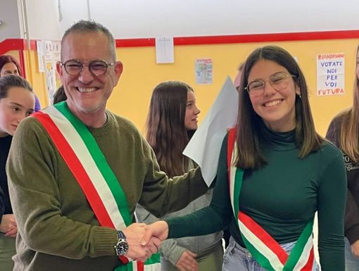 Il sindaco di Biandronno Porotti con la nuova sindaca dei ragazzi Martina Pilotto