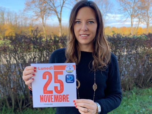 Isabella Tovaglieri mostra il calendario contro la violenza sulle donne