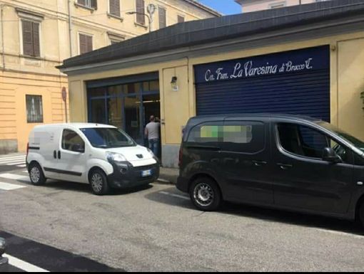 Varese, rubano le gomme del furgone delle onoranze funebri in pieno giorno: «Chi ha notato qualcosa si faccia avanti» Varese, rubano le gomme del furgone delle onoranze funebri in pieno giorno: «Chi ha notato qualcosa si faccia avanti»