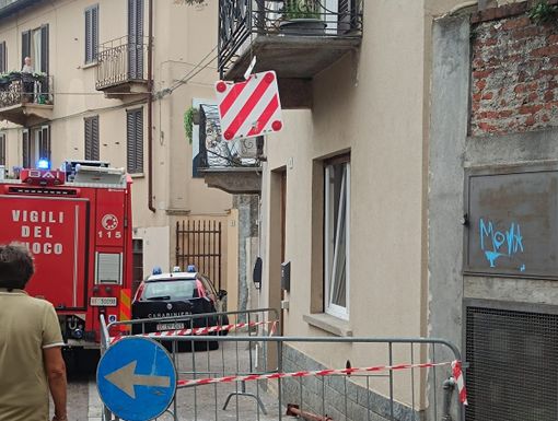 Il balcone di via Paletta danneggiato da un camion (foto dalla pagina Facebook del Comune di Angera) Il balcone di via Paletta danneggiato da un camion (foto dalla pagina Facebook del Comune di Angera)