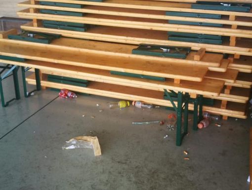 La sporcizia abbandonata nell'Area Feste di Castronno (foto dalla pagina Facebook del sindaco Gabri) La sporcizia abbandonata nell'Area Feste di Castronno (foto dalla pagina Facebook del sindaco Gabri)