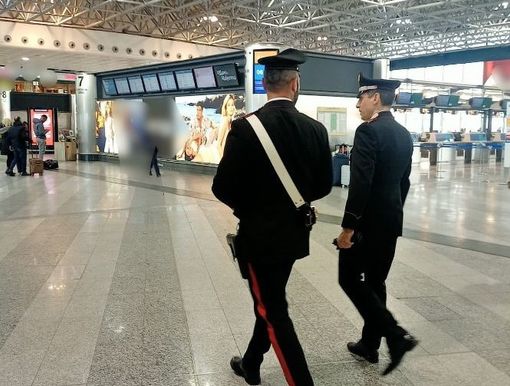 Tassista abusivo pizzicato dai carabinieri a Malpensa: controllate anche 12 persone senza fissa dimora che stazionavano in aeroporto Tassista abusivo pizzicato dai carabinieri a Malpensa: controllate anche 12 persone senza fissa dimora che stazionavano in aeroporto
