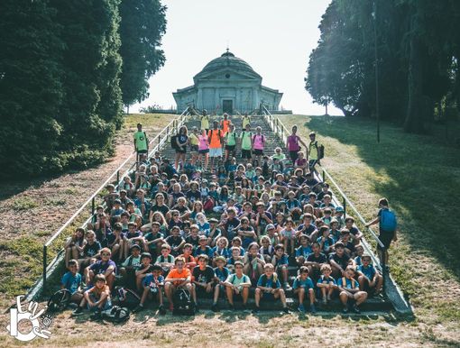 Una foto di gruppo dell'estate 2019. Quest'anno il distanziamento imporrà di stare un po' più lontani, ma lo spirito del campo estivo Enjoy sarà quello di sempre (che vedete in questa foto e nella galleria): amicizia, sorrisi, divertimento