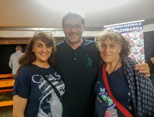 Giancarlo Giorgetti ieri sera alla Festa nazionale della Lega Lombarda di Golasecca con due militanti Giancarlo Giorgetti ieri sera alla Festa nazionale della Lega Lombarda di Golasecca con due militanti