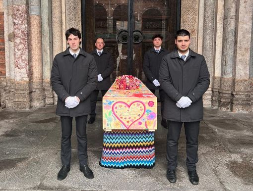 Il feretro "colorato" di Rosita Missoni al funerale che si è svolto oggi a Milano