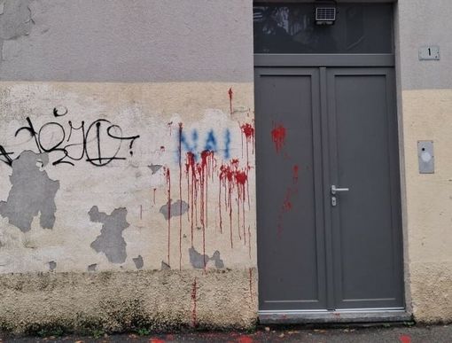 Sede Lega imbrattata, Monti: «Gesto vile». Solidarietà del Pd: «Troppi episodi vandalici, deriva preoccupante» Sede Lega imbrattata, Monti: «Gesto vile». Solidarietà del Pd: «Troppi episodi vandalici, deriva preoccupante»