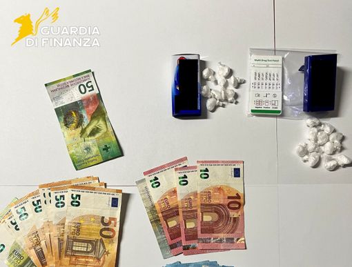 Il materiale sequestrato dalla Guardia di Finanza a Germignaga Il materiale sequestrato dalla Guardia di Finanza a Germignaga