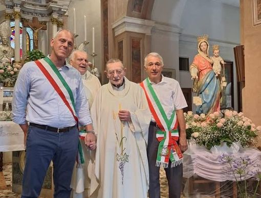 Don Emilio al centro (foto tratta dal sito della comunità pastorale Maria Madre della Chiesa) Don Emilio al centro (foto tratta dal sito della comunità pastorale Maria Madre della Chiesa)