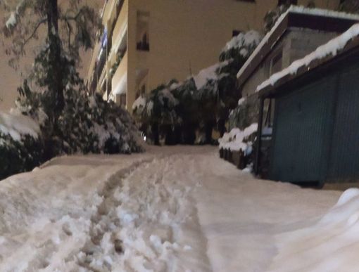 Via Crispi, condomini bloccati in casa: «Lo spala neve non è mai passato»