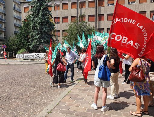 Dipendenti della cooperativa in presidio davanti al municipio. Poi l’incontro con l’amministrazione