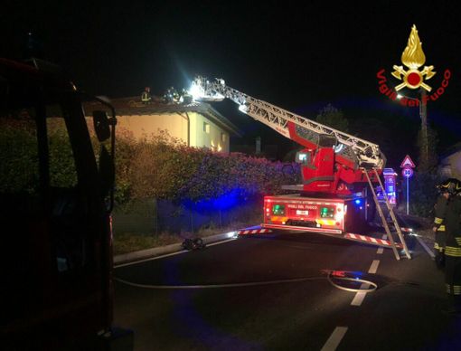 Le immagini dell'intervento dei vigili del fuoco di questa notte a Cocquio Trevisago