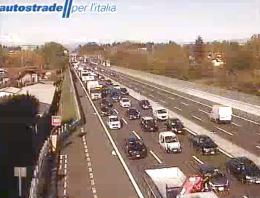 Le code di questa mattina in Autolaghi (foto da web Autostrade per l'Italia) Le code di questa mattina in Autolaghi (foto da web Autostrade per l'Italia)