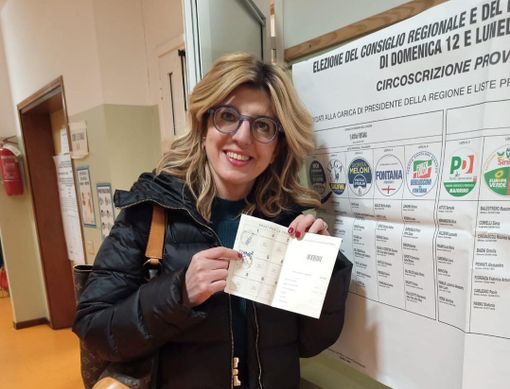 Il sindaco di Viggiù Emanuela Quintiglio al seggio (foto dalla sua pagina Facebook)