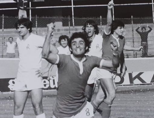 Vito De Lorentiis esulta al Franco Ossola: per lui 95 presenze e 19 gol in biancorosso. Nella galleria, altre foto d'epoca e una attuale a Solbiate insieme al tifoso e amico Mario Trevisi Vito De Lorentiis esulta al Franco Ossola: per lui 95 presenze e 19 gol in biancorosso. Nella galleria, altre foto d'epoca e una attuale a Solbiate insieme al tifoso e amico Mario Trevisi