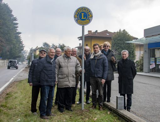 La posa dei cartelli stradali Lions nelle vie di Varese La posa dei cartelli stradali Lions nelle vie di Varese