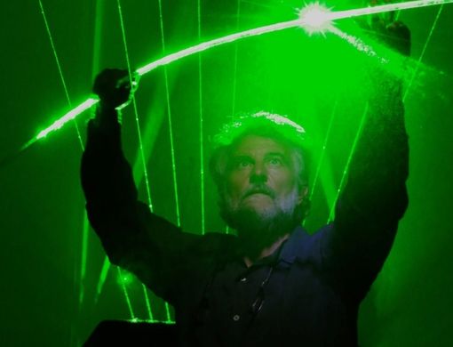 L'artista Pietro Pirelli suona l'arpa di luce