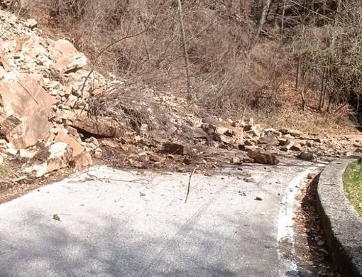 La frana sulla provinciale a Cugliate Fabiasco (foto dalla pagina Facebook del Comune) La frana sulla provinciale a Cugliate Fabiasco (foto dalla pagina Facebook del Comune)