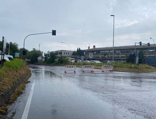 FOTO. Castellanza, due mezzi estratti dal sottopasso allagato di viale Borri