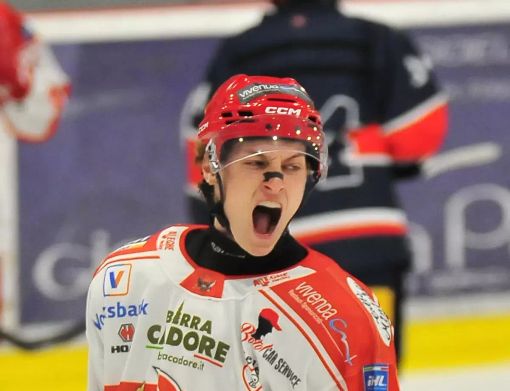 Edgar De Toni pronto ad esultare per i Mastini (foto Alleghe Hockey) Edgar De Toni pronto ad esultare per i Mastini (foto Alleghe Hockey)