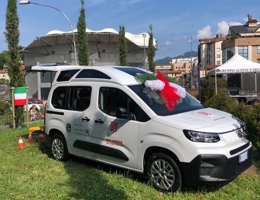 L'automezzo speciale donato dagli alpini di Varese ad Aism L'automezzo speciale donato dagli alpini di Varese ad Aism