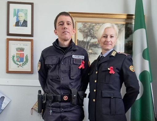 Un nastro rosso sulla divisa e sui veicoli della polizia locale di Brebbia per dire no alla violenza sulle donne Un nastro rosso sulla divisa e sui veicoli della polizia locale di Brebbia per dire no alla violenza sulle donne