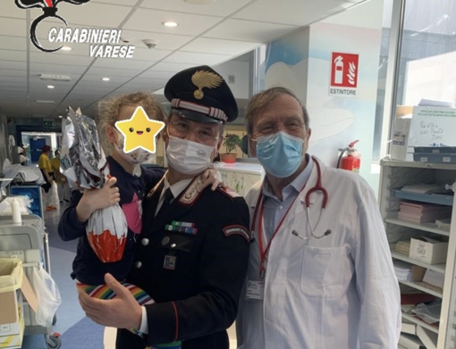 I carabinieri consegnano le uova di Pasqua ai piccoli pazienti del Del Ponte