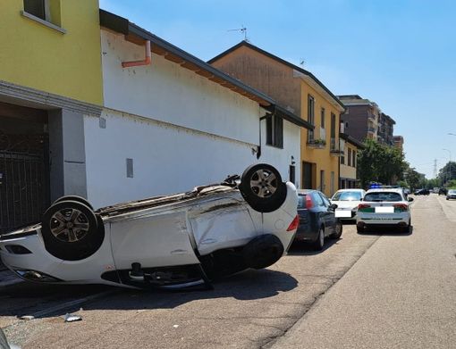 Incidente a Rho, una macchina si ribalta e l'altra automobilista fugge Incidente a Rho, una macchina si ribalta e l'altra automobilista fugge