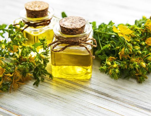 I benefici dell’olio di iperico I consigli d’uso di Fab SMS