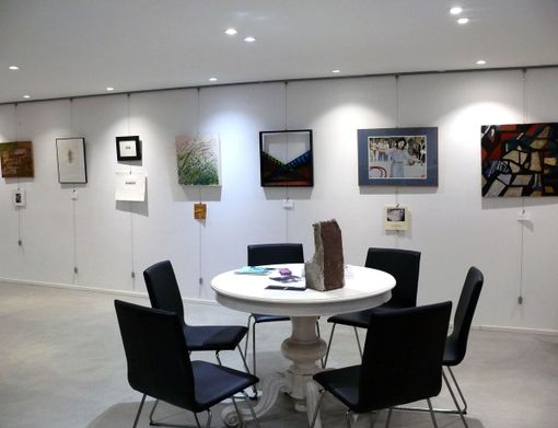 Le opere di 18 artisti in mostra a Varese nel nome di Pia Bernasconi per sostenere la ricerca del "suo" Besta