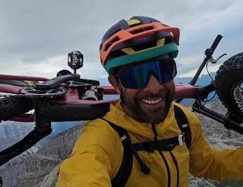 Biker estremo star dei social precipita per 200 metri, trovato morto Andreas Tonelli Biker estremo star dei social precipita per 200 metri, trovato morto Andreas Tonelli