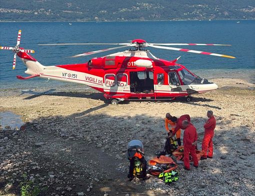 I vigili del fuoco impegnati nelle operazioni di recupero del cadavere a Caldè I vigili del fuoco impegnati nelle operazioni di recupero del cadavere a Caldè