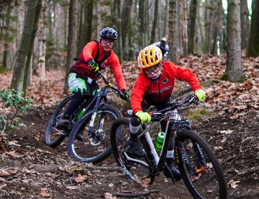 Federico Forlani in sella alla sua mountain bike con papà Fabio